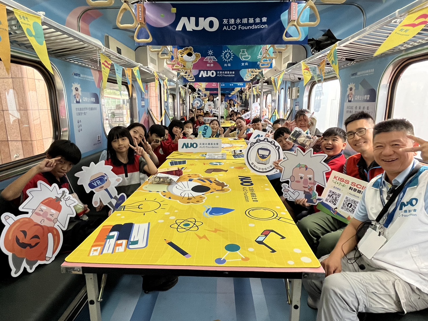 人生就是搏永續基金會參與「臺灣科普環島列車」，設計基礎科學車廂課程，以「淨零碳排和永續能源」為主題，讓學生透過創意實驗認識淨零知識，以及思考生活中的減碳行為