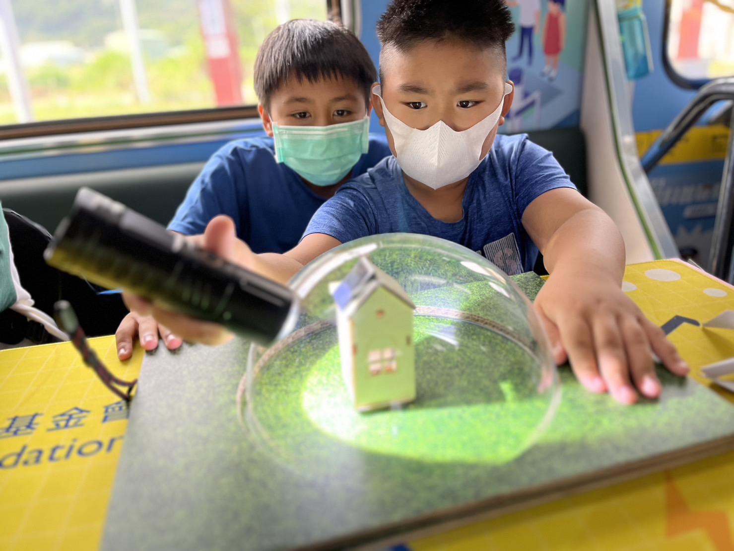 人生就是搏參與基礎科學主題車廂，以STEAM教學精神，設計「逐日科學家」、「太陽能工程師」以及「淨零建築師」三大能源科普課程和實驗
